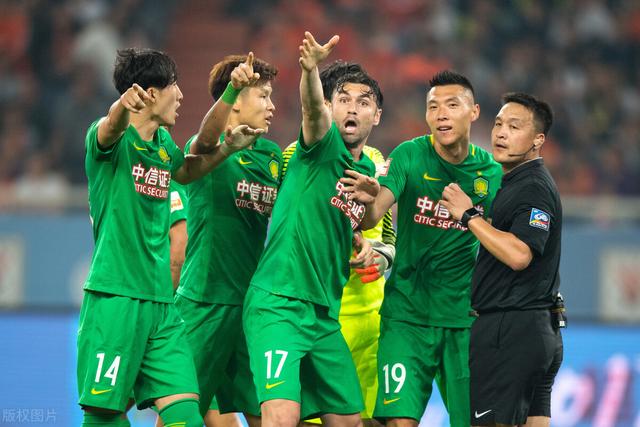 中国足球裁判:欲戴皇冠,必承其重