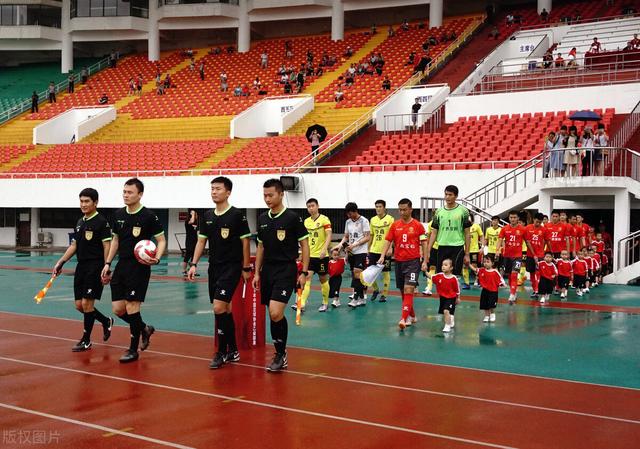 中国足球裁判:欲戴皇冠,必承其重