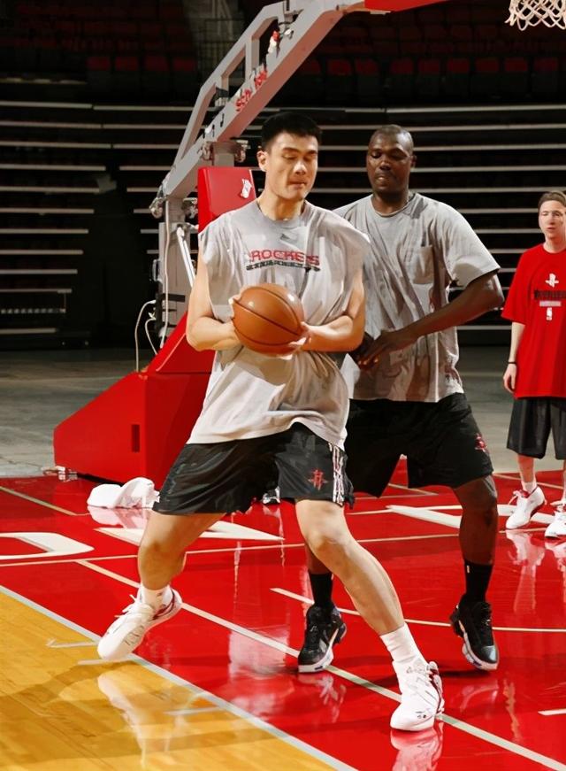 姚明NBA首秀仅得到0分2篮板，那奥尼尔和霍华德呢？