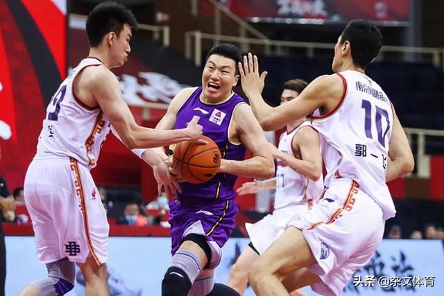 CBA“詹姆斯”状态提升！年薪千万元值吗？解释“踢裆”犯规