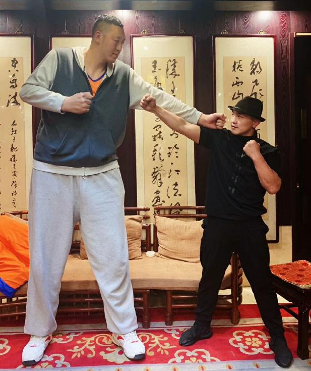 2米36的孙明明合影就没输过!姚明矮他一头 看到强森我笑了