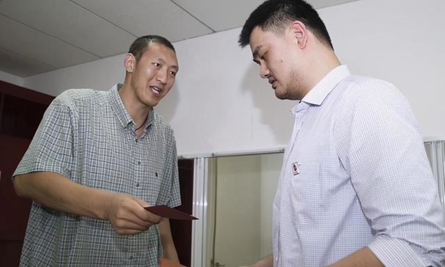 2米36的孙明明合影就没输过!姚明矮他一头 看到强森我笑了
