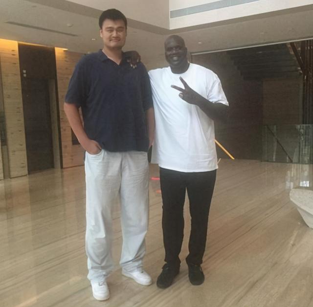 姚明的体型到底有多大？通过对比后一目了然 奥尼尔都矮一头