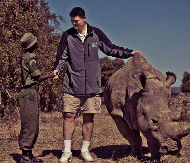 姚明的体型到底有多大？通过对比后一目了然 奥尼尔都矮一头