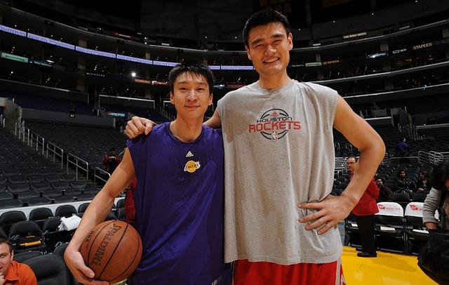 13年前的今天！姚明易建联NBA首次对决，这才是中国男篮巅峰