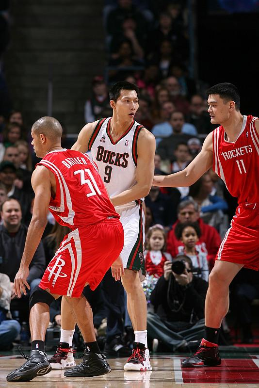 13年前的今天！姚明易建联NBA首次对决，这才是中国男篮巅峰