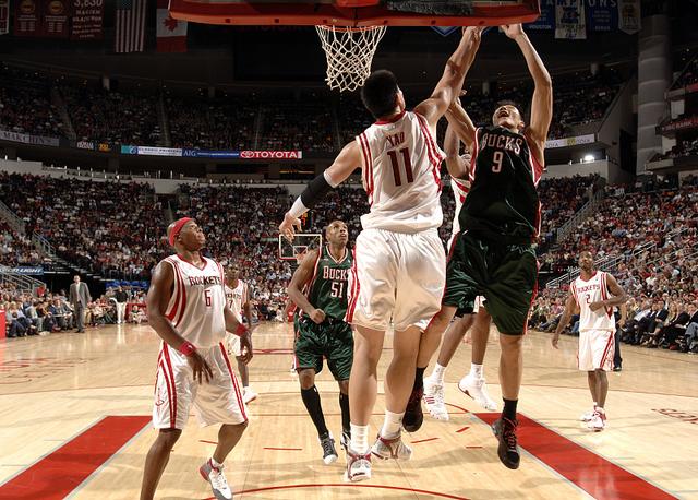 13年前的今天！姚明易建联NBA首次对决，这才是中国男篮巅峰