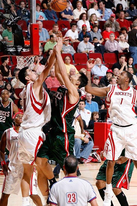 13年前的今天！姚明易建联NBA首次对决，这才是中国男篮巅峰