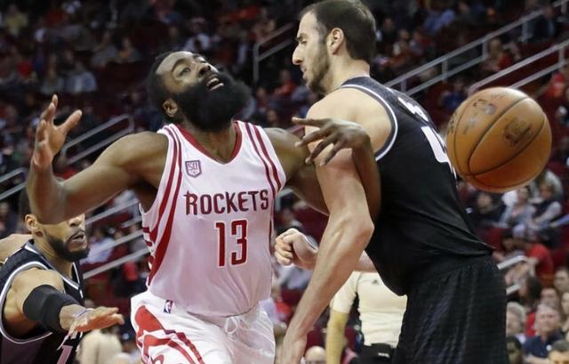 为何球迷调侃哈登造犯规是“碰瓷”？看了这8张照片 你就懂