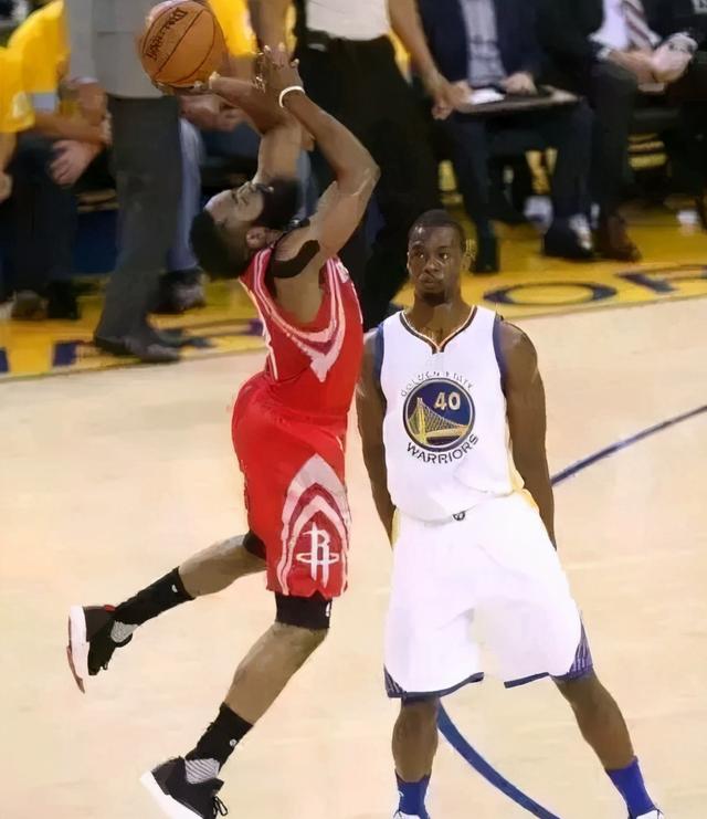 为何球迷调侃哈登造犯规是“碰瓷”？看了这8张照片 你就懂