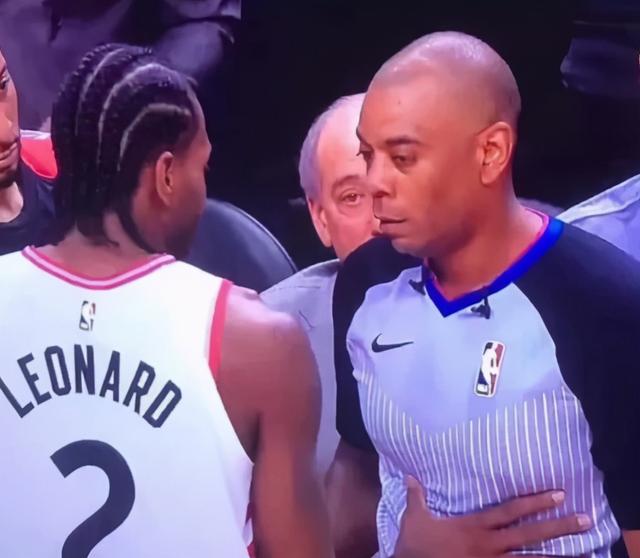 莱昂纳德的手掌有多大？对比之后一目了然 奥尼尔都只是险胜