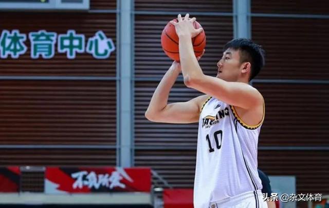 25岁天才被杨鸣激活！期待成为第二个朱芳雨，和女友逛街被拍