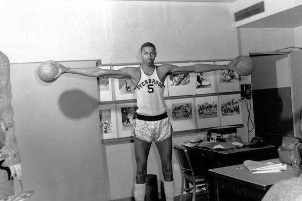 张伯伦的天赋真是百年一遇！能摸篮板上沿 轻松举起成年男子