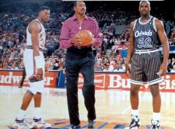 张伯伦的天赋真是百年一遇！能摸篮板上沿 轻松举起成年男子