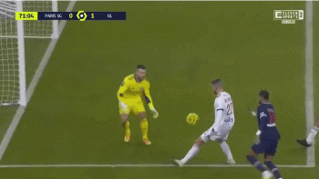 对手用内马尔滚坑了内马尔!被撞肩 却捂胸连滚5圈