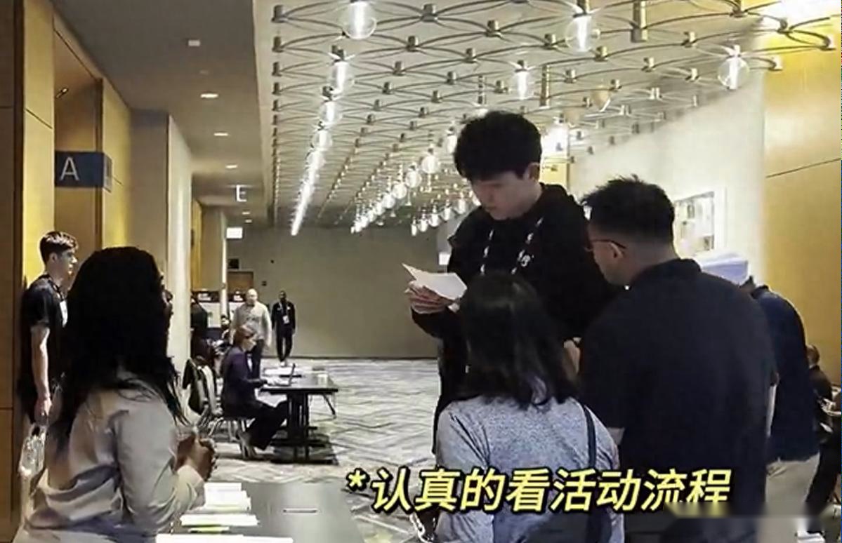 杨瀚森现身选秀抽签现场！接受采访，与好友洽谈，穿西装太酷炫！ (http://www.hoobei.cn/) ast 第1张