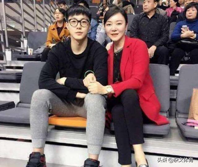 外形不输杨鸣的CBA天才！背井离乡来到广东打球，女友有神秘感