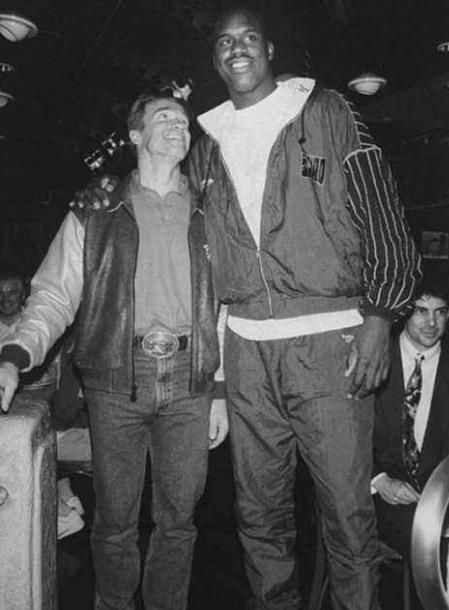 身高2米16 体重300斤是什么概念?奥尼尔用合影给你答案