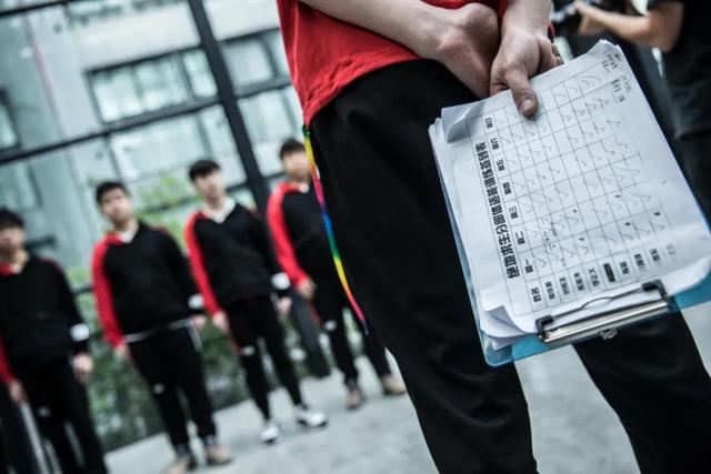 电竞选手风光的背后:75%的人有职业病 Uzi23岁退役