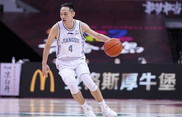 CBA坏影响！江苏后卫恶意绊脚，杨皓喆中招，曾是广东旧将