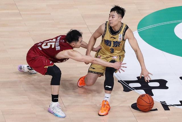 CBA坏影响！江苏后卫恶意绊脚，杨皓喆中招，曾是广东旧将