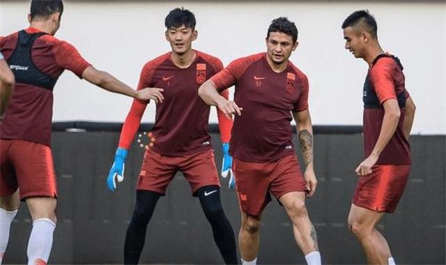 国足不再是白斩鸡!众国脚学C罗自律,李铁要求不喝酒+不吃猪肉