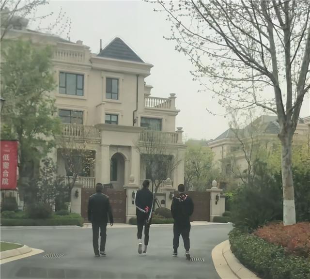 朱婷回河南逛别墅区!1米95张常宁腿太长,队友躺地拍她全身照