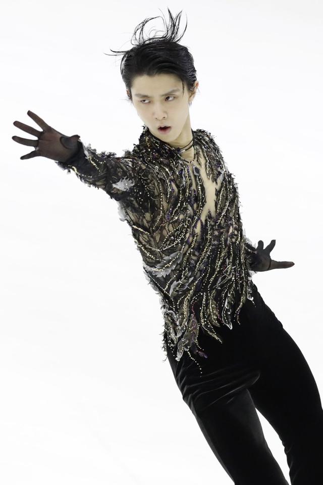 羽生结弦的考斯滕，连水钻都是幻彩变色的！也太美了