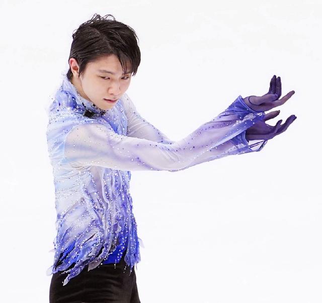 羽生结弦的考斯滕，连水钻都是幻彩变色的！也太美了