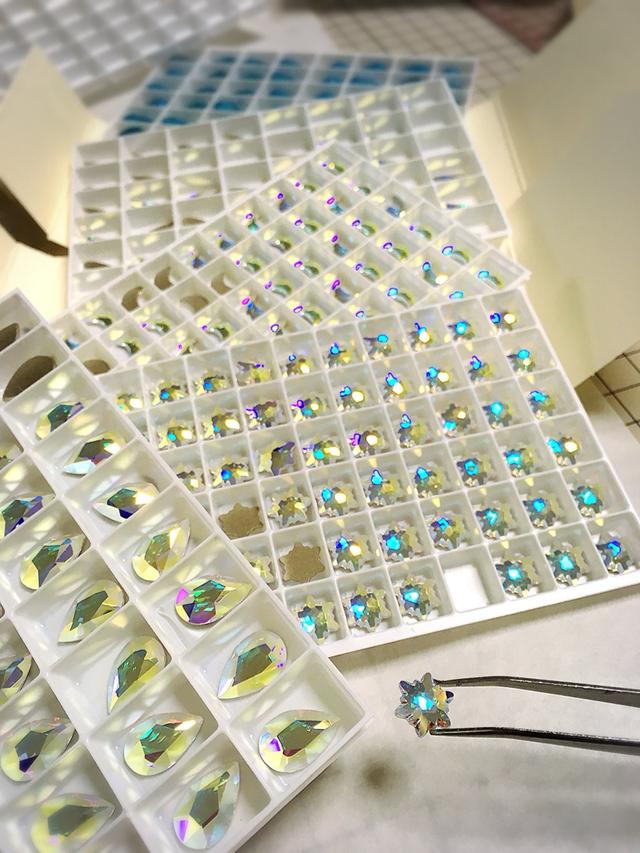 羽生结弦的考斯滕，连水钻都是幻彩变色的！也太美了