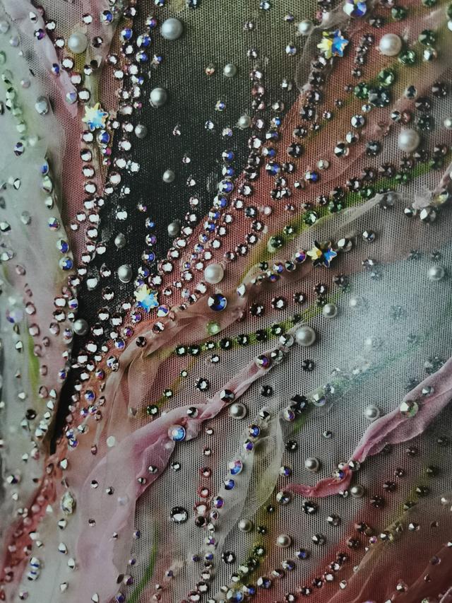 羽生结弦的考斯滕，连水钻都是幻彩变色的！也太美了