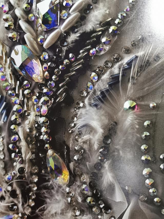 羽生结弦的考斯滕，连水钻都是幻彩变色的！也太美了