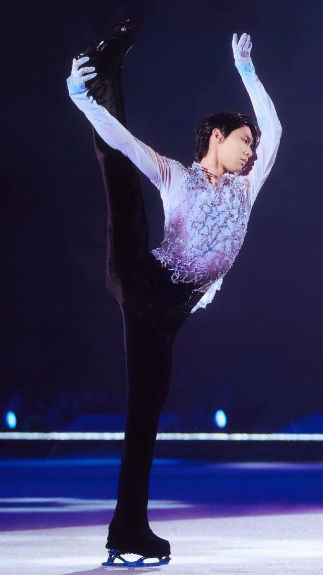 羽生结弦的考斯滕，连水钻都是幻彩变色的！也太美了