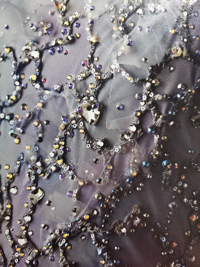 羽生结弦的考斯滕，连水钻都是幻彩变色的！也太美了