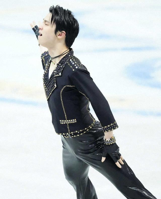 羽生结弦的考斯滕，连水钻都是幻彩变色的！也太美了