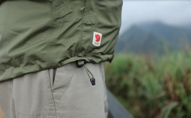 瑞典北极狐冲锋衣实测，户外徒步下雨骑车穿它没错