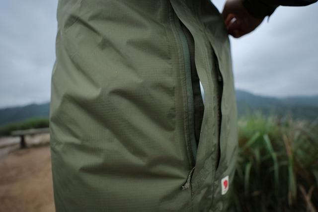 瑞典北极狐冲锋衣实测，户外徒步下雨骑车穿它没错