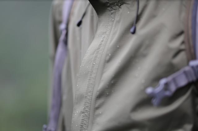 瑞典北极狐冲锋衣实测，户外徒步下雨骑车穿它没错