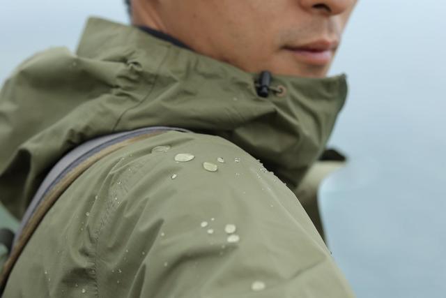 瑞典北极狐冲锋衣实测，户外徒步下雨骑车穿它没错