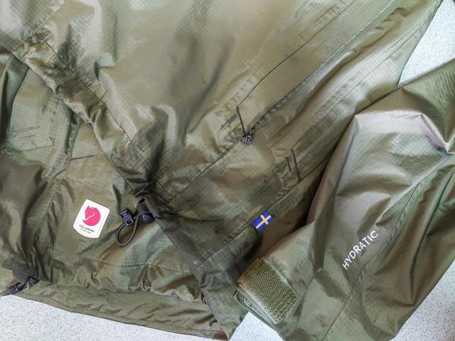 瑞典北极狐冲锋衣实测，户外徒步下雨骑车穿它没错