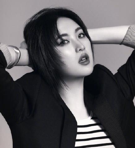 姚安娜拍摄杂志大片,中分公主切造型用力过猛,气质与时尚无缘