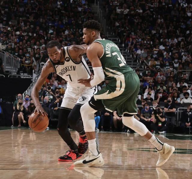 球鞋上脚集锦:小卡上脚最新签名鞋,末节潜水?