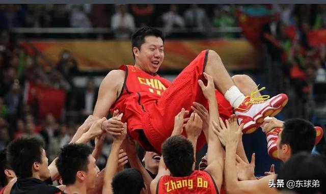 14岁加入八一男篮,30年生涯,王治郅如今是啥职务?薪水多少?