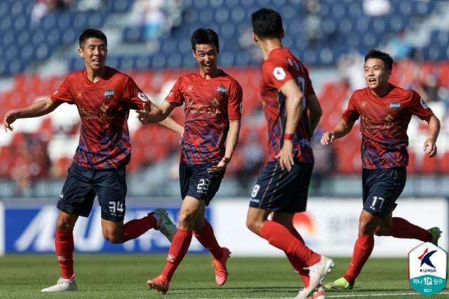 K2联赛第十七轮综述：金泉尚武找回王者感觉，榜首一天内两度易主