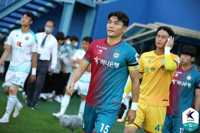 K2联赛第十七轮综述：金泉尚武找回王者感觉，榜首一天内两度易主