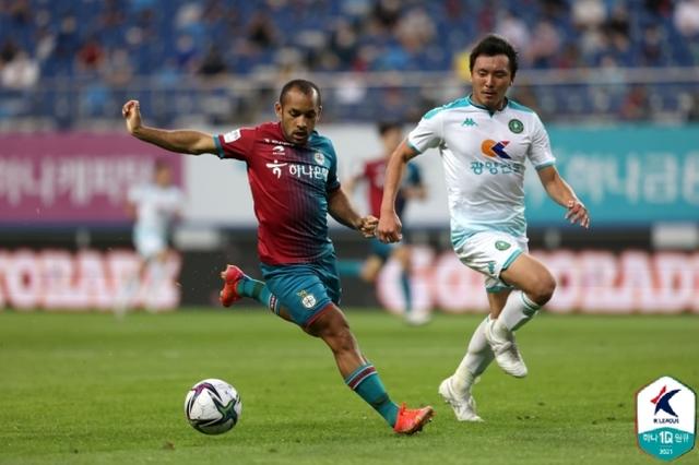 K2联赛第十七轮综述：金泉尚武找回王者感觉，榜首一天内两度易主