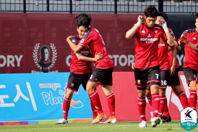 K2联赛第十七轮综述：金泉尚武找回王者感觉，榜首一天内两度易主