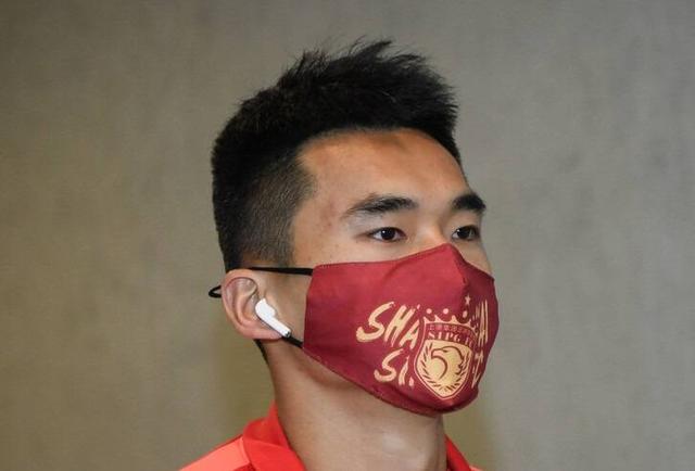 不服!雷文杰直言上港亚冠出局因对手拖时间,多踢几次球队就能赢