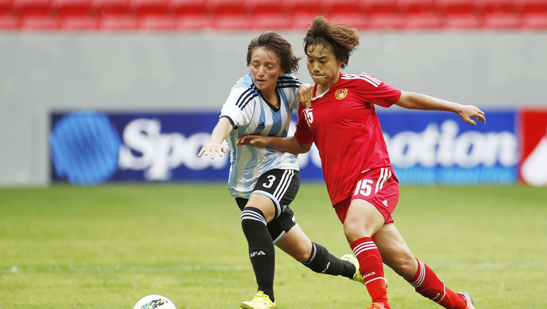 2014年巴西国际女足邀请赛在巴西利亚国家体育场举行，王霜和队友对阵阿根廷队。