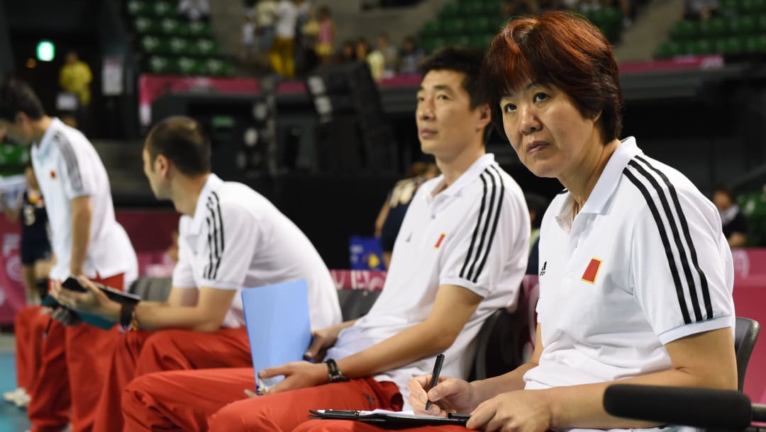 在赛场旁专注做笔记的郎平